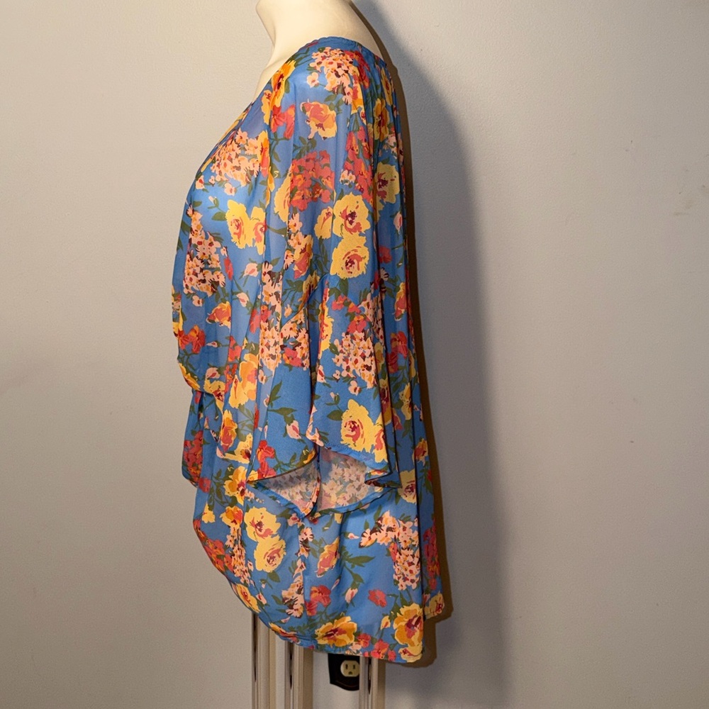 Umgee USA ladies V-neck, twist front blue floral blouse. Size 2XL. - Picture 7 of 9